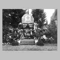 094-0010 Die Weihe des Schirrauer Denkmals neben der Kirche in den dreissiger Jahren.jpg